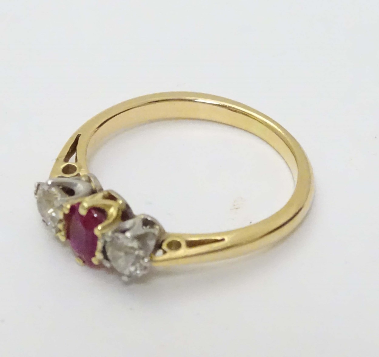 An 18ct gold ring set with central ruby flanked by 2 diamonds. - Image 4 of 4