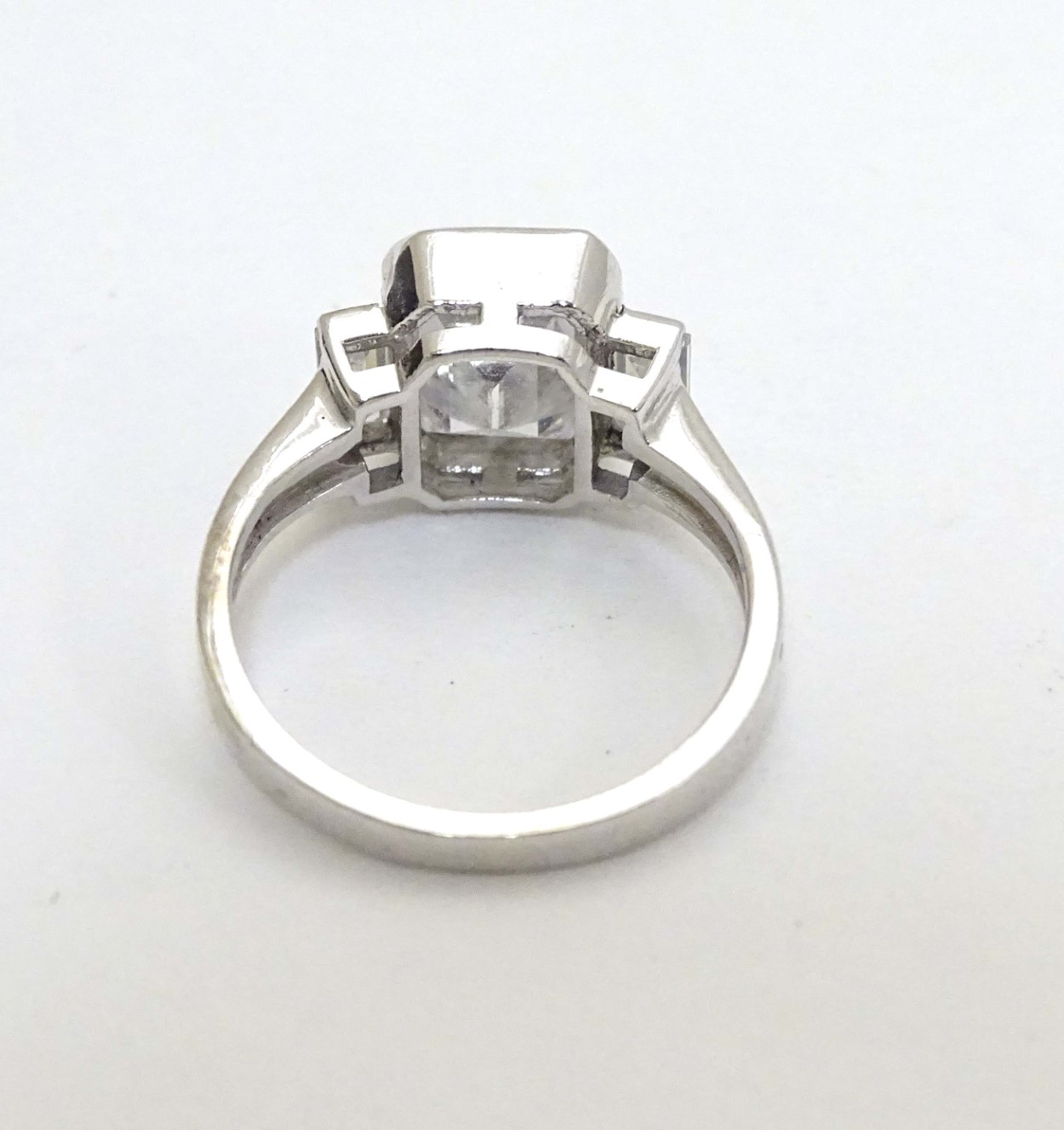 A 9ct white gold ring set with white stone flanked by 2 further stones CONDITION: - Image 5 of 6