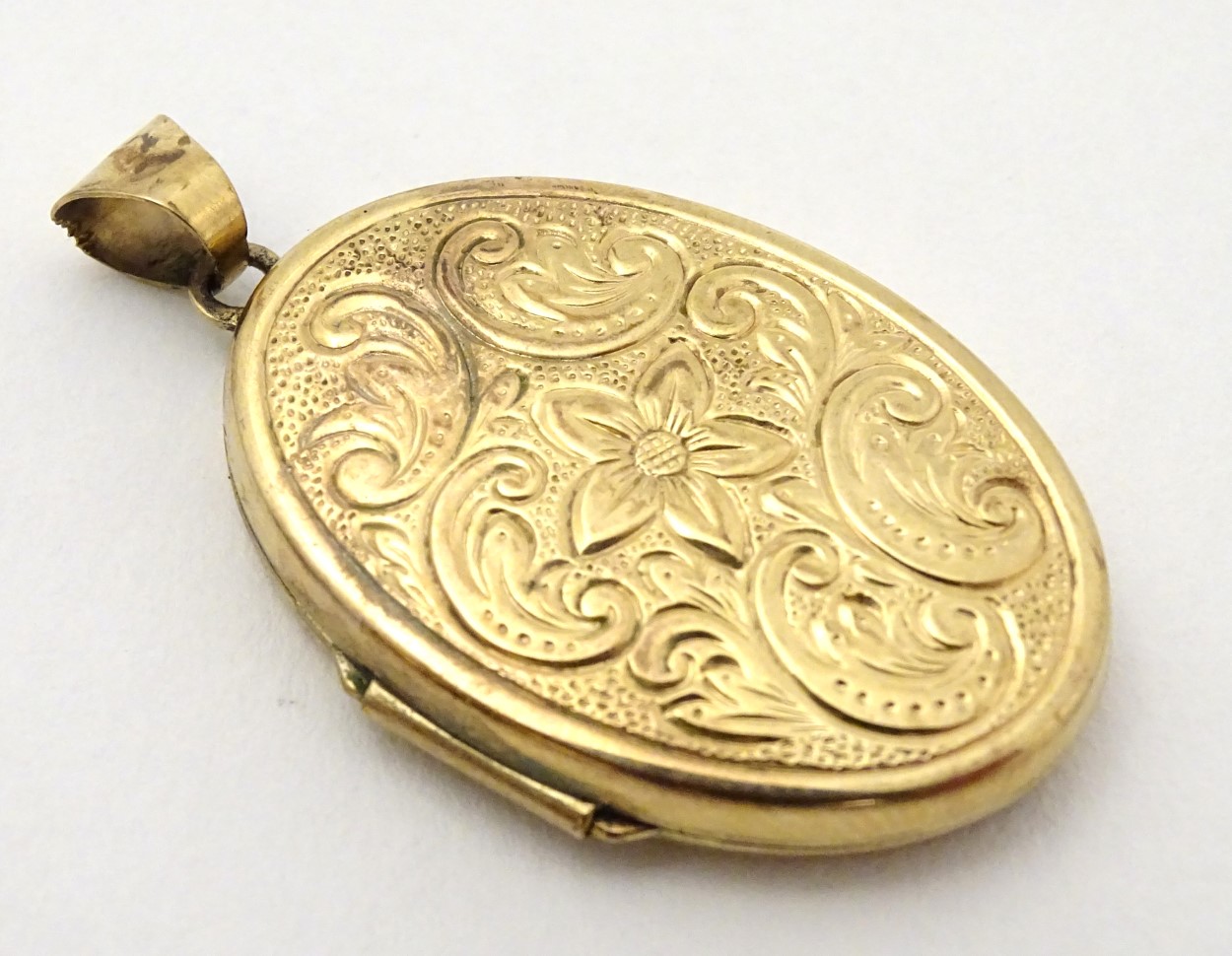 A yellow metal locket of oval form with floral and C-scroll decoration approx 1 1/4" long - Image 5 of 5