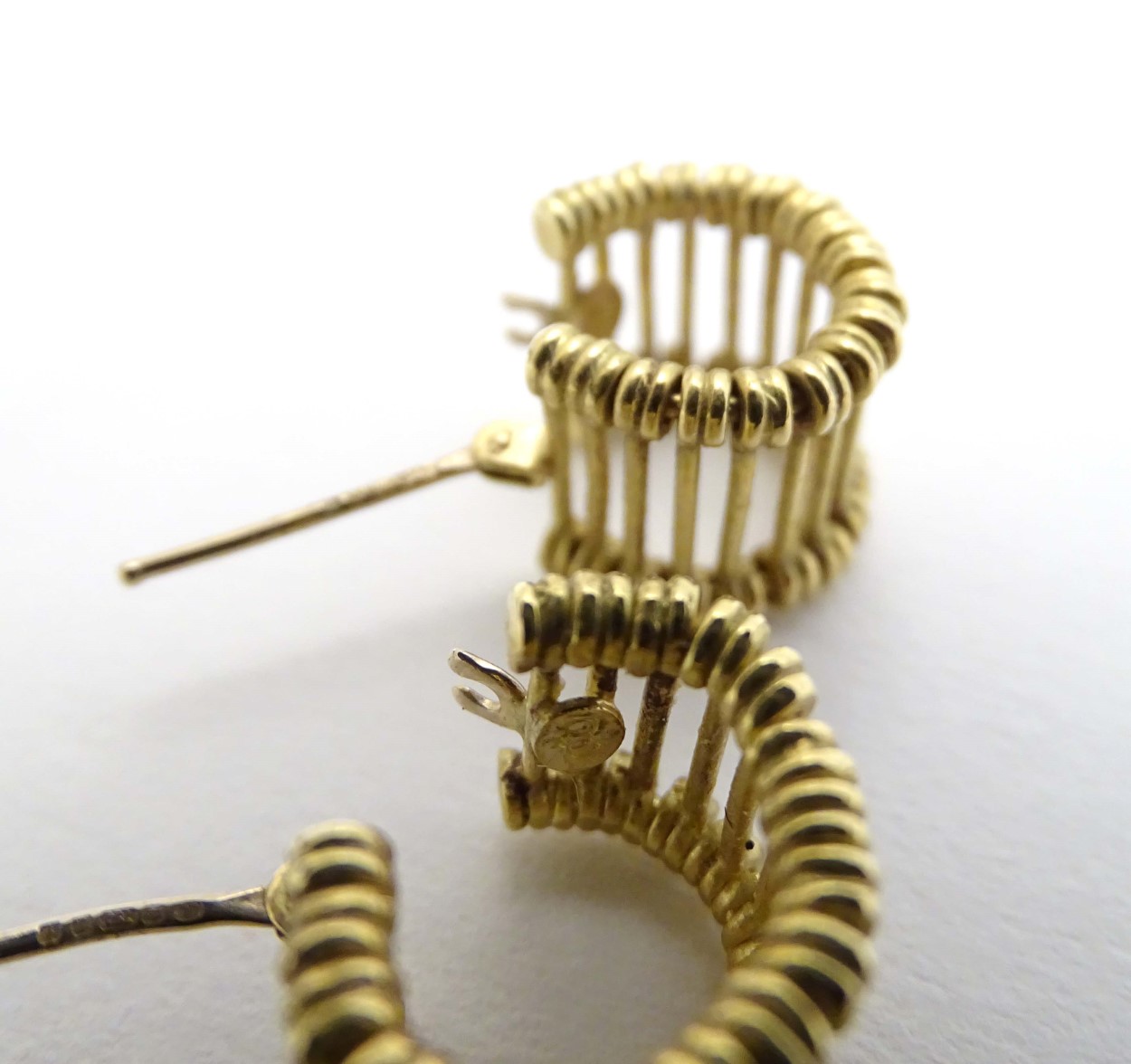 Links of London : A pair of 18ct gold earrings by Links of London CONDITION: Please - Image 5 of 5