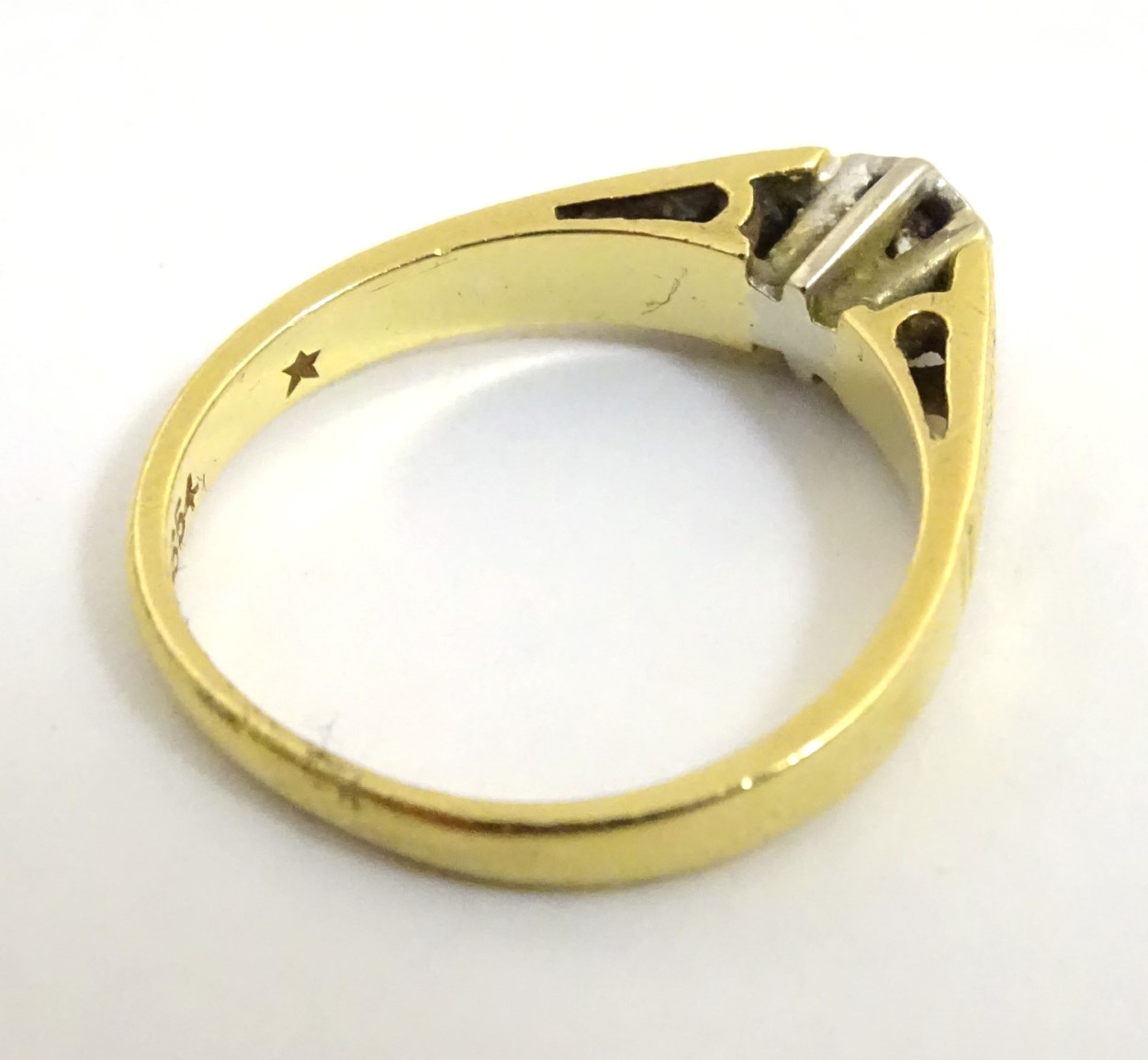 An 18ct gold ring set with central diamond CONDITION: Please Note - we do not make - Image 3 of 5