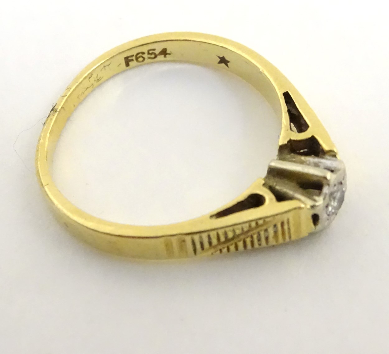 An 18ct gold ring set with central diamond CONDITION: Please Note - we do not make - Image 2 of 5