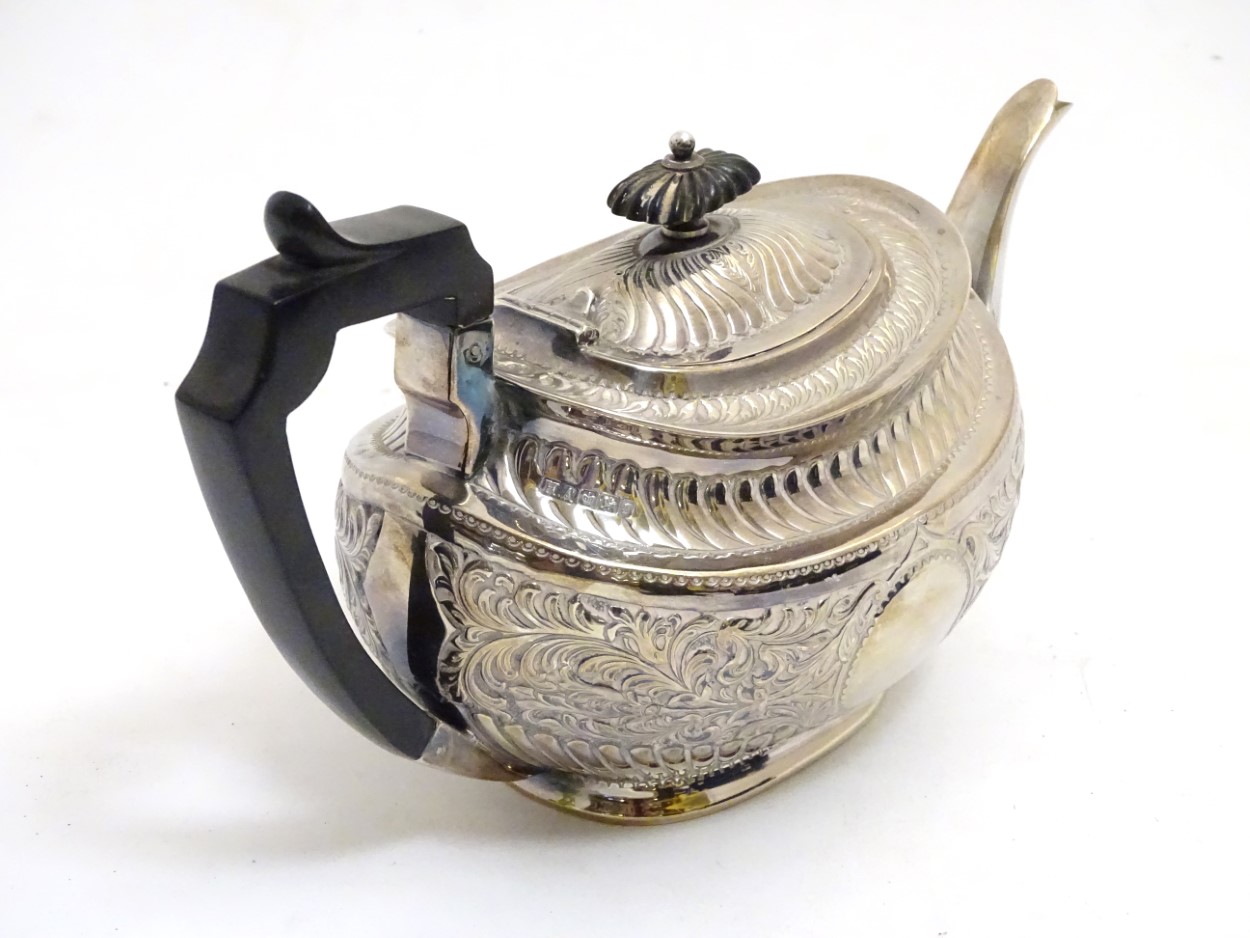 A silver teapot hallmarked Sheffield 1899 maker Atkin Brothers with acanthus scroll decoration 6" - Image 4 of 7