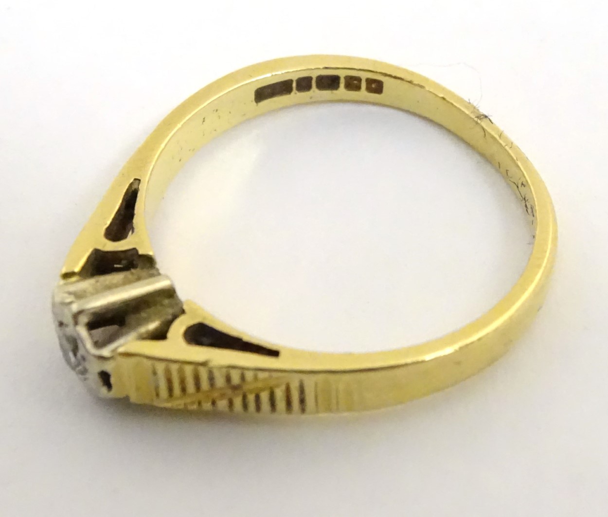An 18ct gold ring set with central diamond CONDITION: Please Note - we do not make - Image 5 of 5