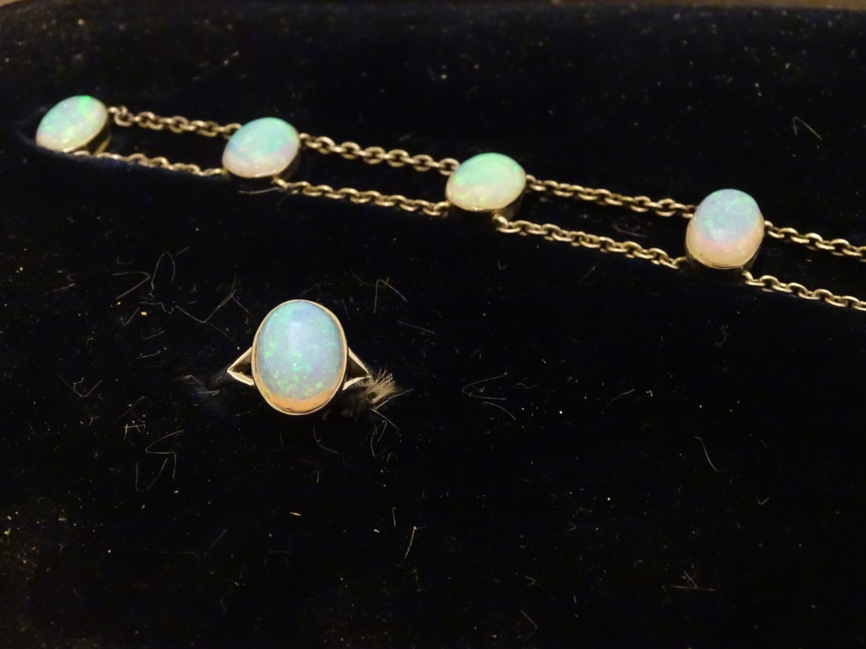 An early 20thC three piece suite of opal jewellery comprising ring, - Image 5 of 6