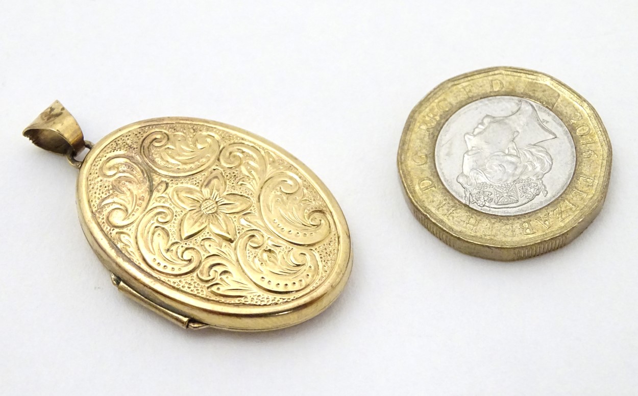 A yellow metal locket of oval form with floral and C-scroll decoration approx 1 1/4" long - Image 2 of 5