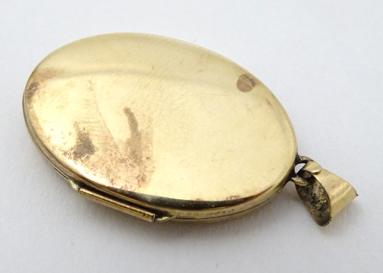 A yellow metal locket of oval form with floral and C-scroll decoration approx 1 1/4" long - Image 3 of 5