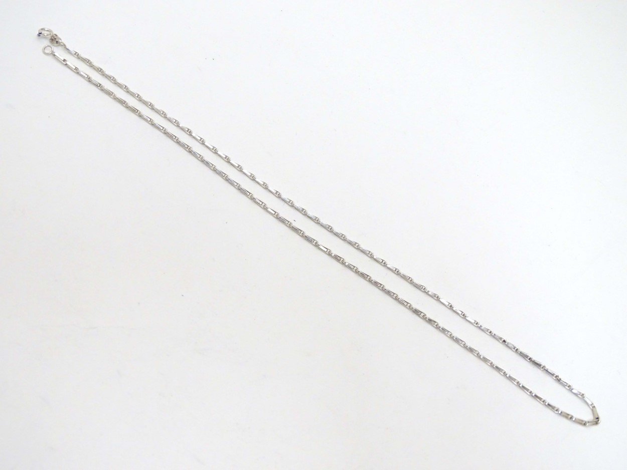 A silver and white metal chain. - Image 3 of 4