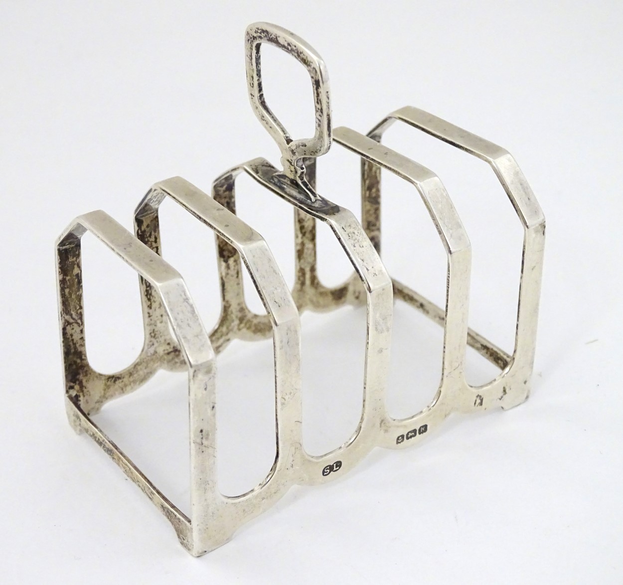 An Art Deco silver 5 bar toast rack hallmarked Birmingham 1941 maker William Suckling Ltd. - Image 4 of 5