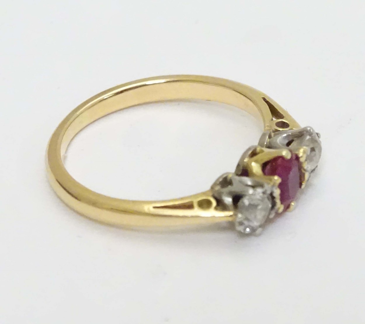 An 18ct gold ring set with central ruby flanked by 2 diamonds. - Image 3 of 4