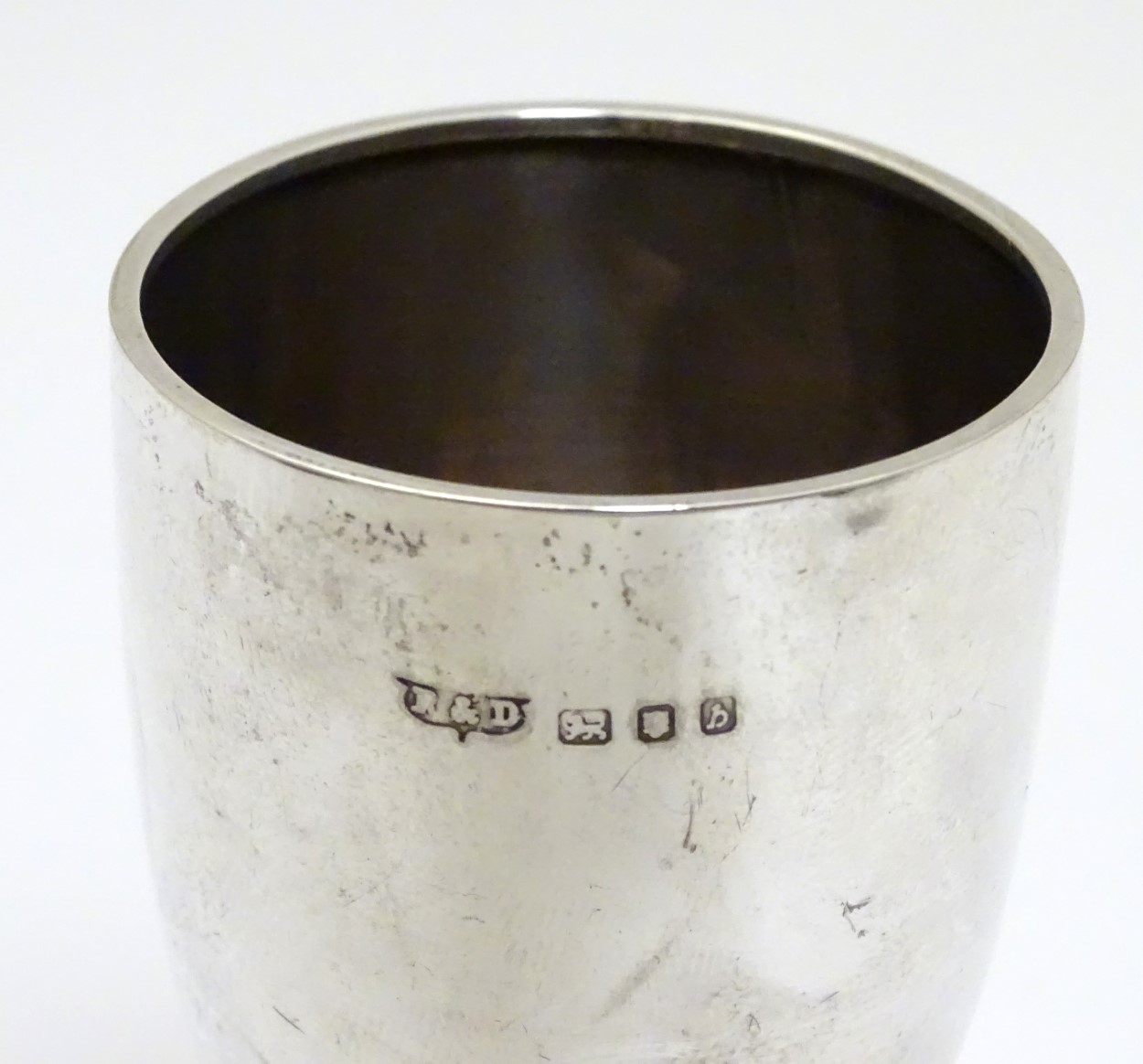 A small silver trophy cup hallmarked London 1957 maker Roberts & Dore Ltd. - Image 4 of 5