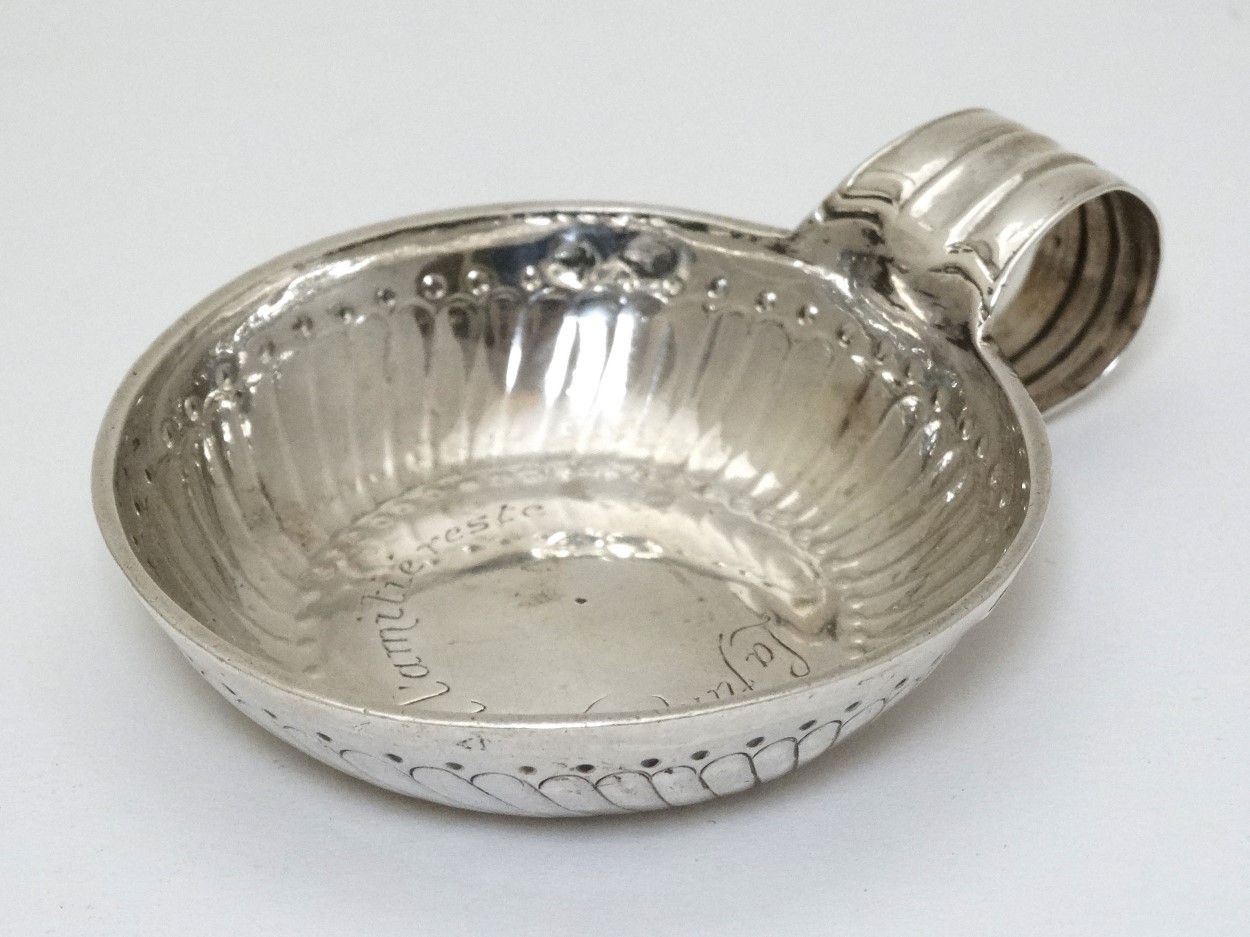 A French silver personal ashtray engraved ' La Fumée part l'amitié reste 3 1/4" long