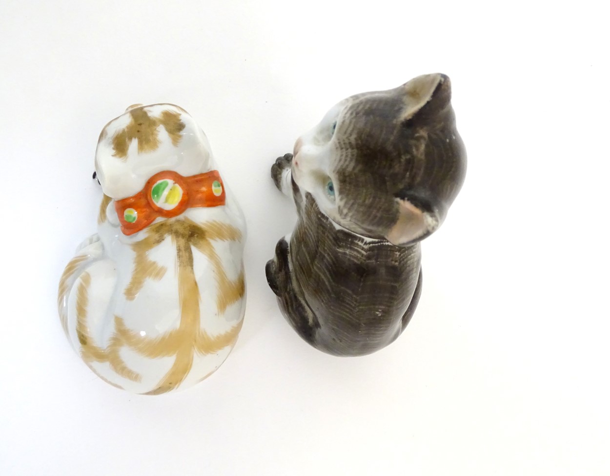 Two ceramic models of cats, one seated, one recumbent. Height of the seated model: approx. - Image 7 of 7