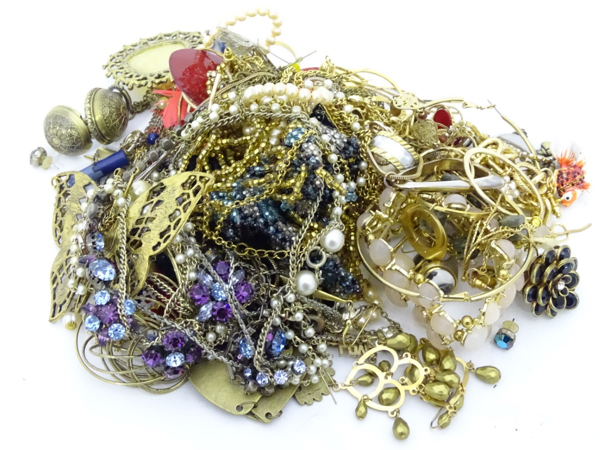 A quantity of costume jewellery CONDITION: Please Note - we do not make reference - Image 3 of 6