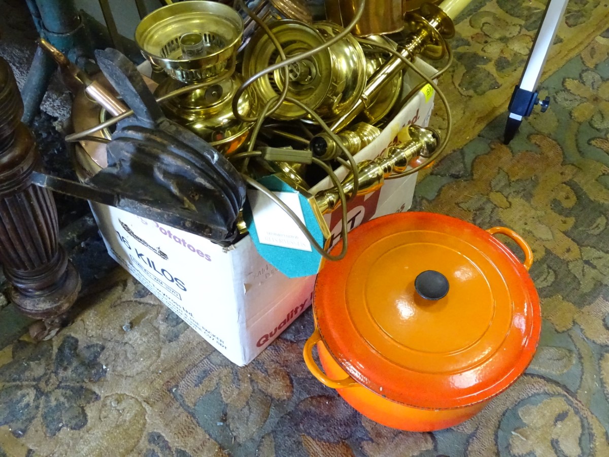 A box of assorted metalware to include brass, copper etc. - Image 3 of 3