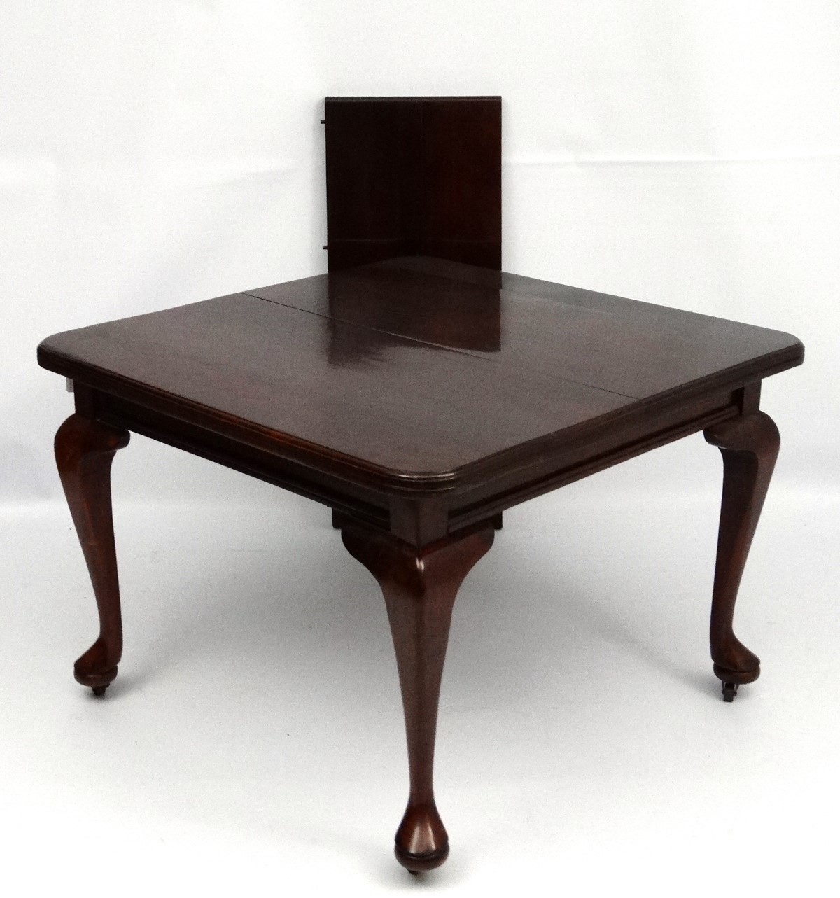 An early 20thC Queen Anne style stained pine dining table with single leaf. - Image 3 of 3