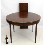 An early / mid 20thC mahogany American extending dining table standing on turned tapering legs.
