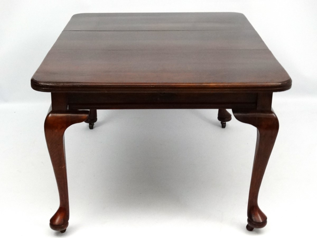 An early 20thC Queen Anne style stained pine dining table with single leaf. - Image 2 of 3