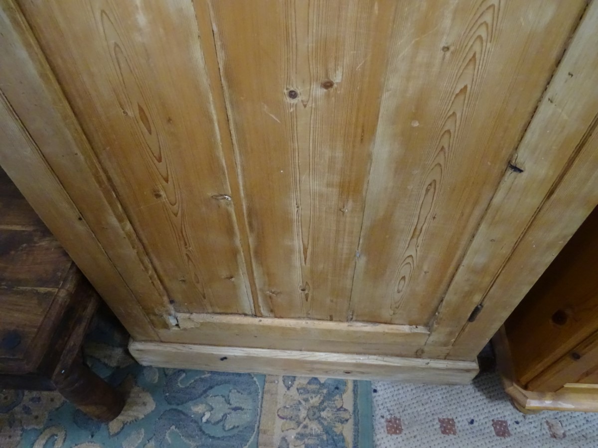 A large pine housekeepers cupboard with 3 shelves CONDITION: Please Note - we do - Image 5 of 7