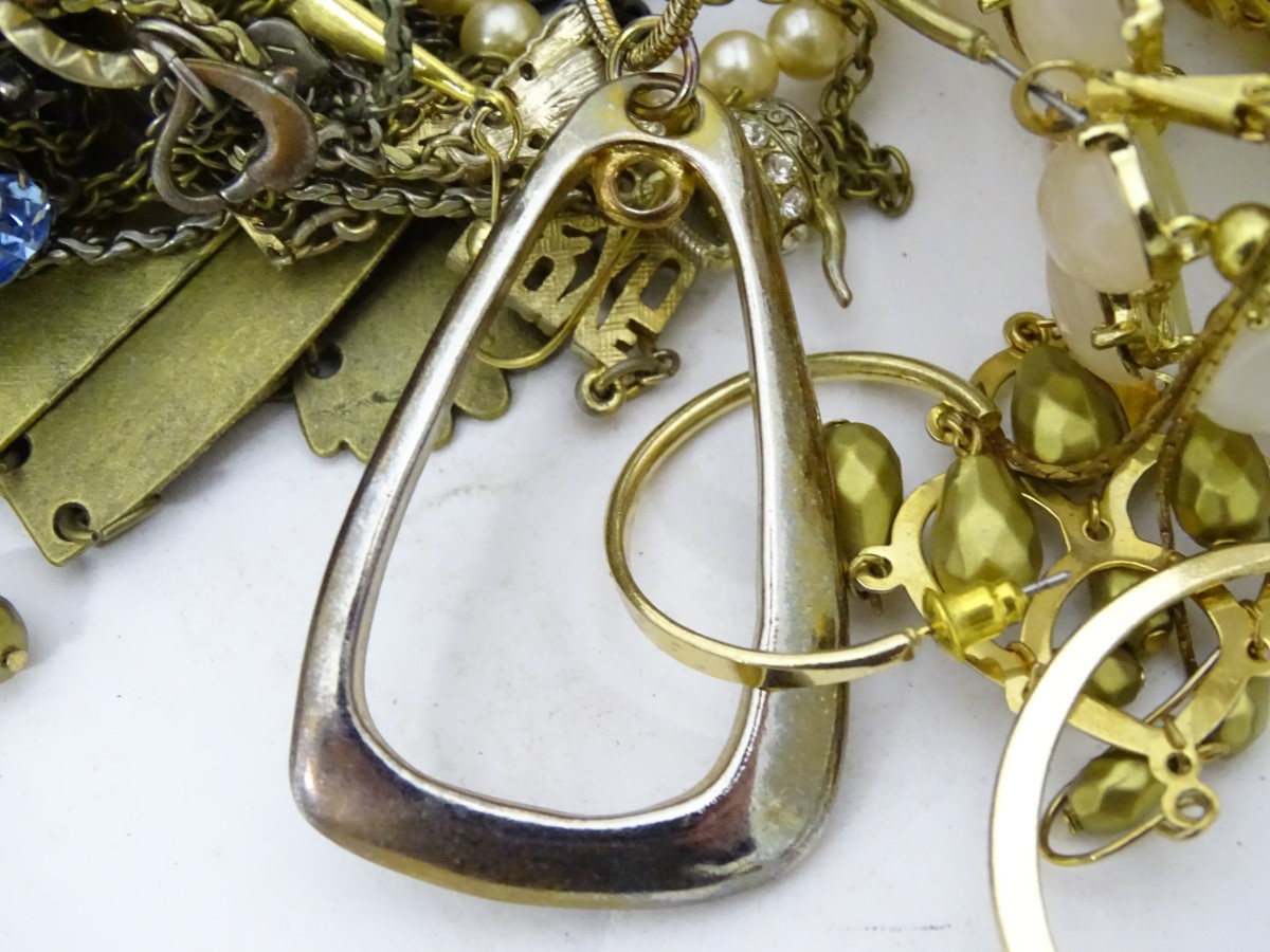 A quantity of costume jewellery CONDITION: Please Note - we do not make reference - Image 5 of 6