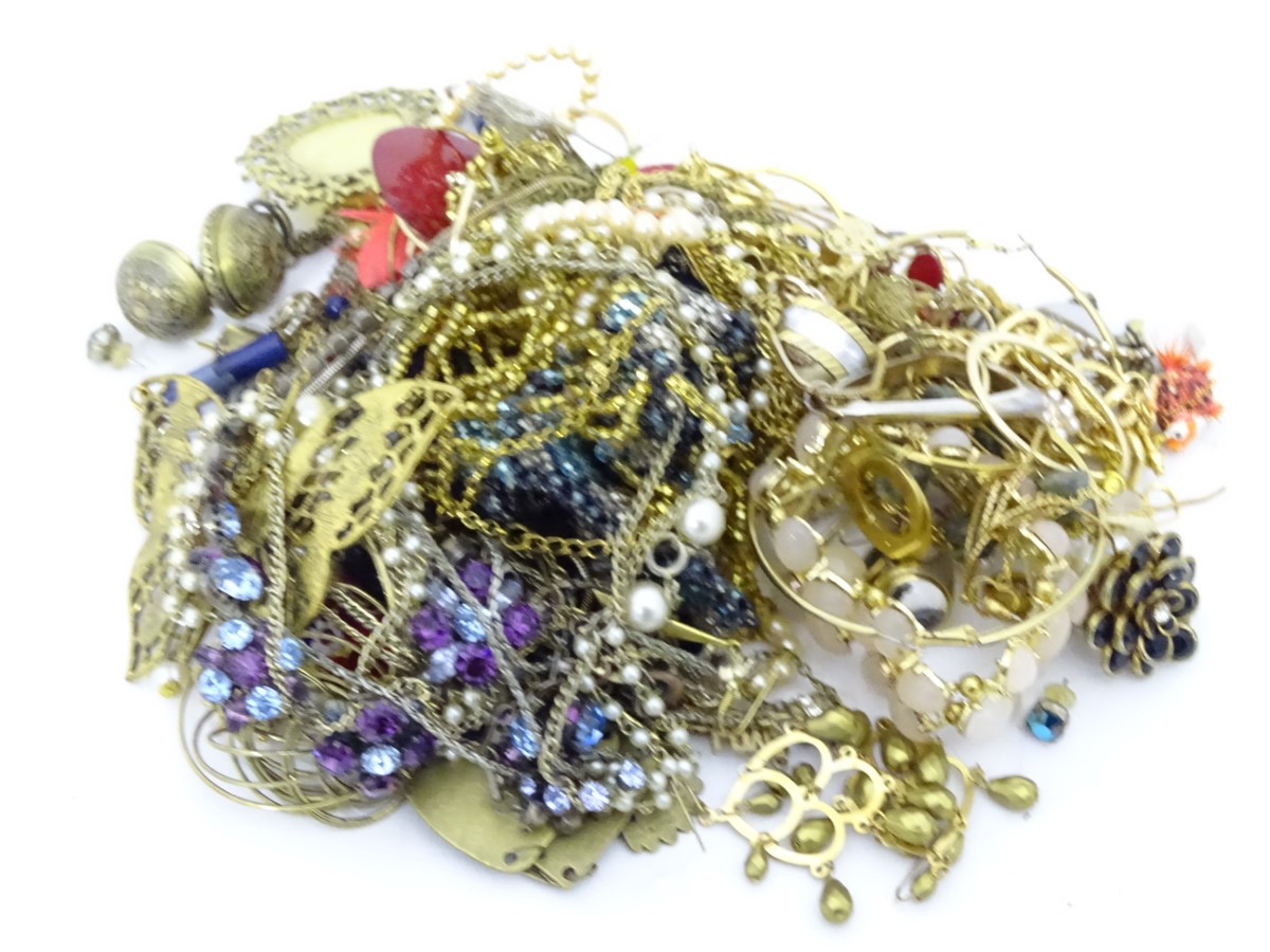 A quantity of costume jewellery CONDITION: Please Note - we do not make reference