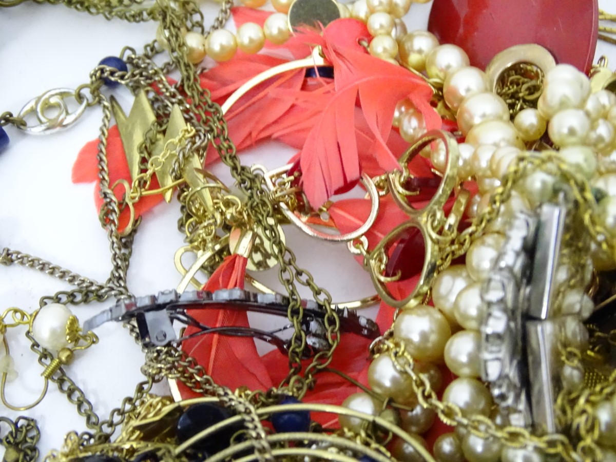 A quantity of costume jewellery CONDITION: Please Note - we do not make reference - Image 2 of 6