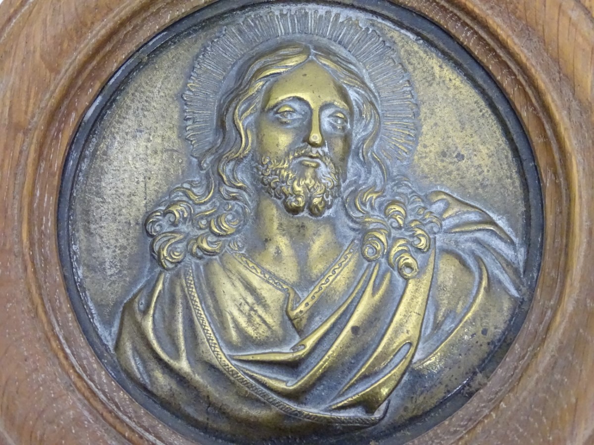 A brass relief of Jesus Christ within an oak frame CONDITION: Please Note - we do - Image 5 of 5