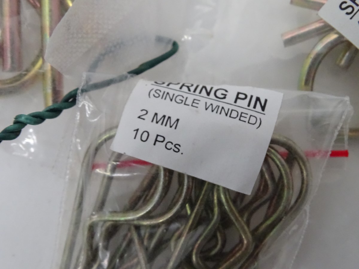 DIY : One pkt 2 mm + one pkt 3 mm + one pkt 4 mm "R" spring clips (3 pkts) CONDITION: - Image 4 of 5