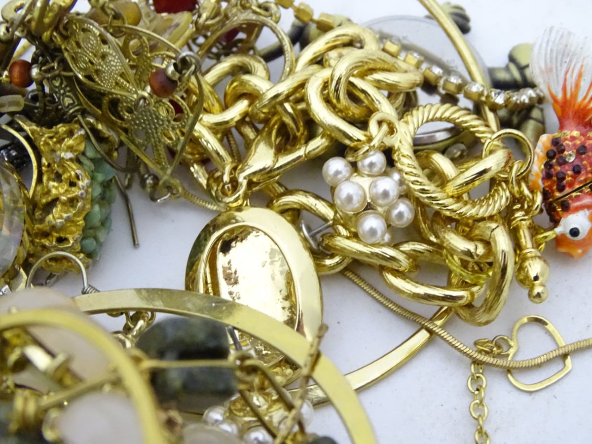 A quantity of costume jewellery CONDITION: Please Note - we do not make reference - Image 6 of 6