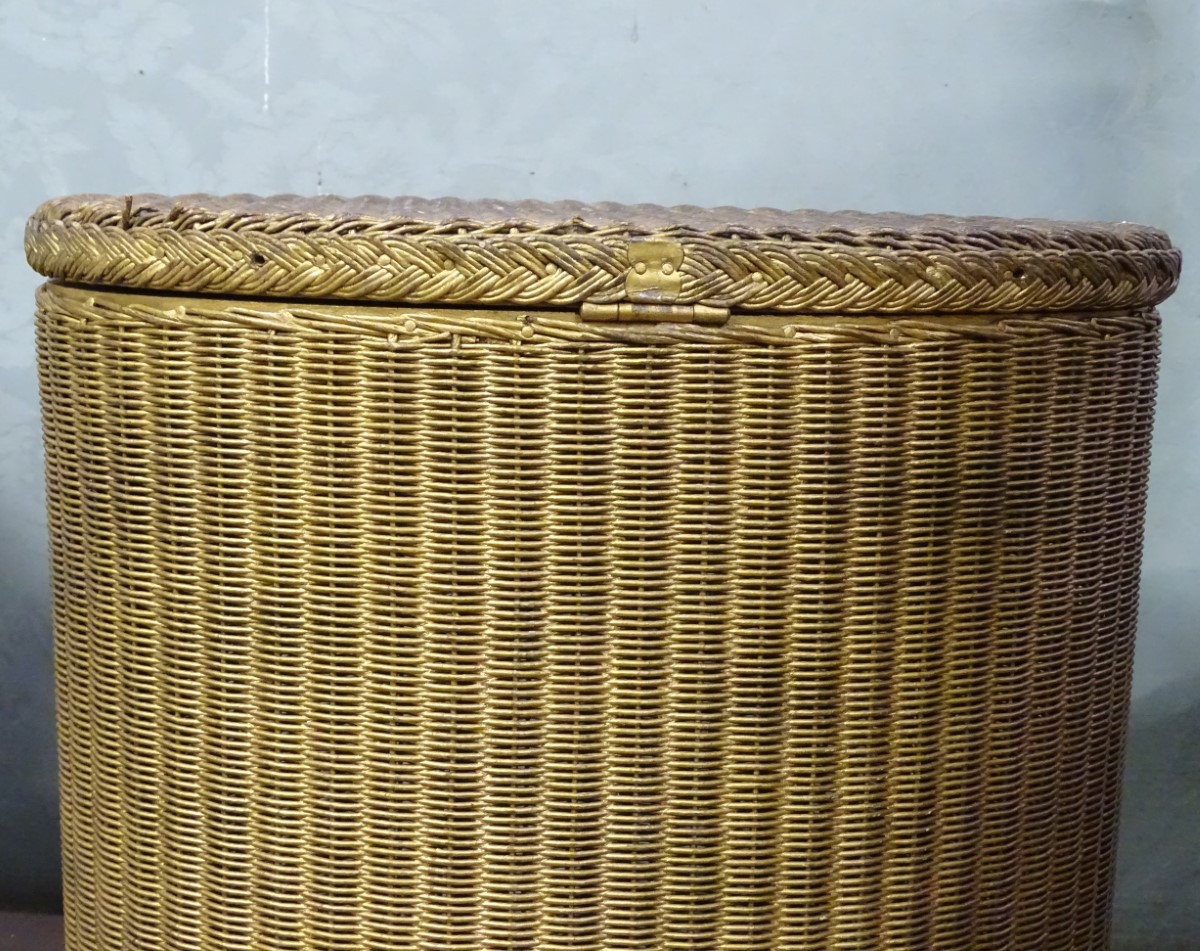 A Lloyd loom style washing basket CONDITION: Please Note - we do not make - Image 4 of 6