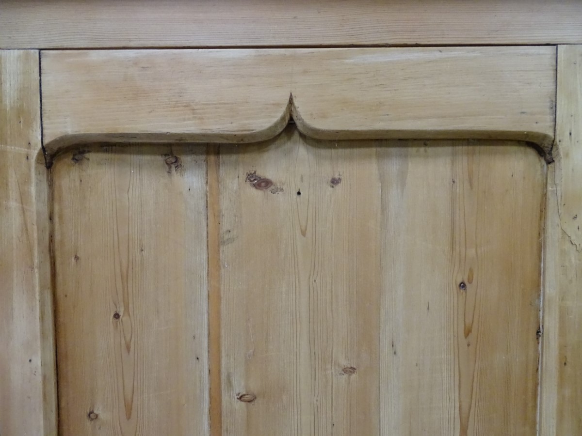 A large pine housekeepers cupboard with 3 shelves CONDITION: Please Note - we do - Image 4 of 7