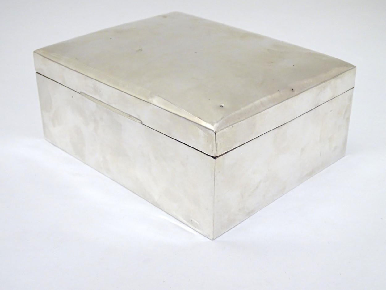 A table top cigarette / cigar box with wood lined 3-sectional interior. Hallmarked Chester c. - Image 9 of 9