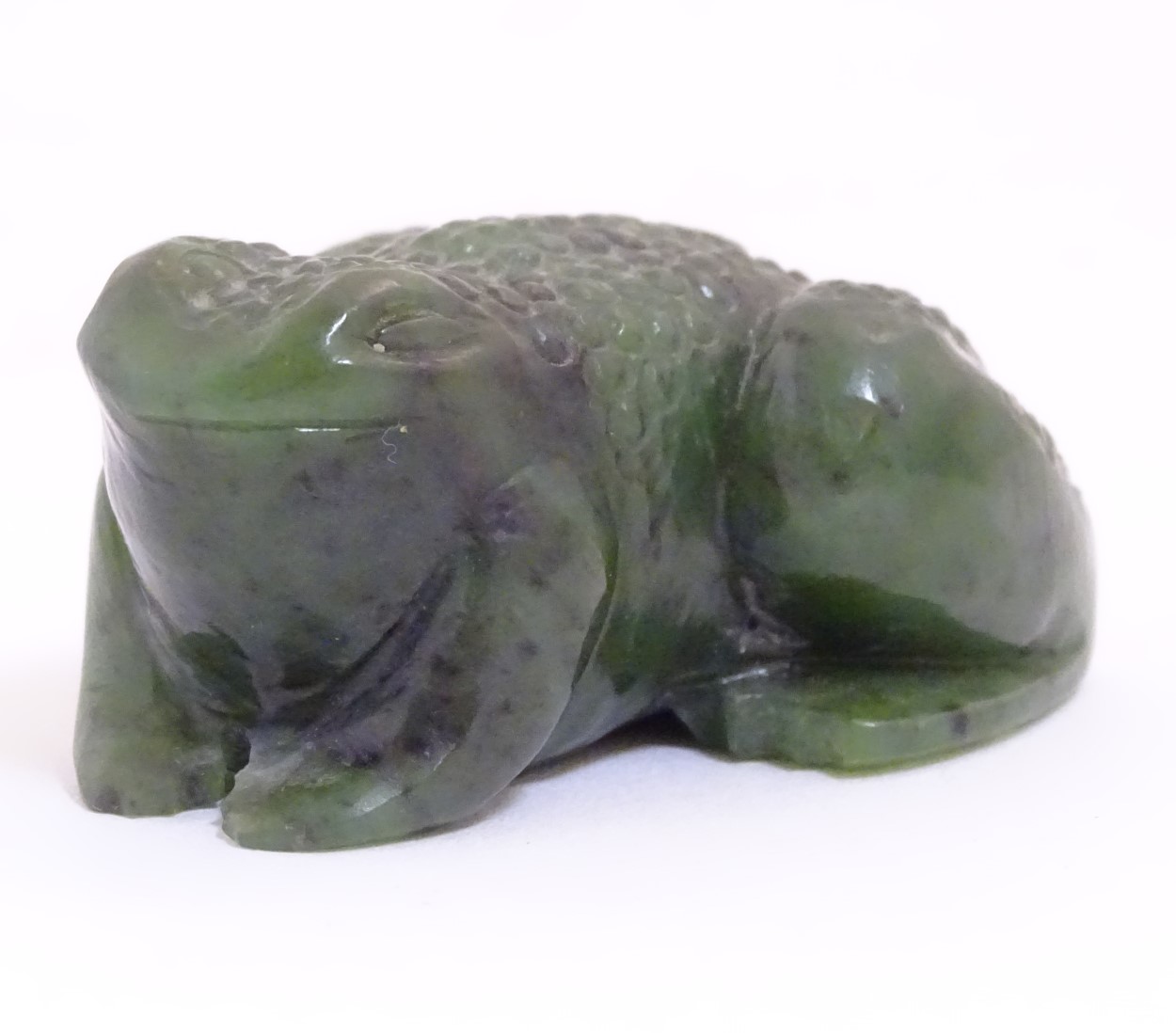 Lee-Roy Mullings of New Zealand: A carved dark green jade model of a toad/frog. Signed under. - Image 9 of 10
