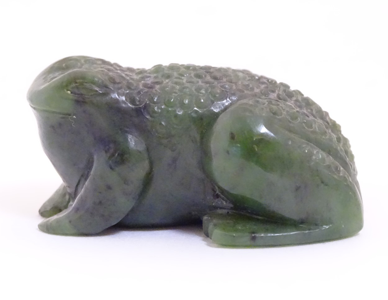 Lee-Roy Mullings of New Zealand: A carved dark green jade model of a toad/frog. Signed under. - Image 8 of 10