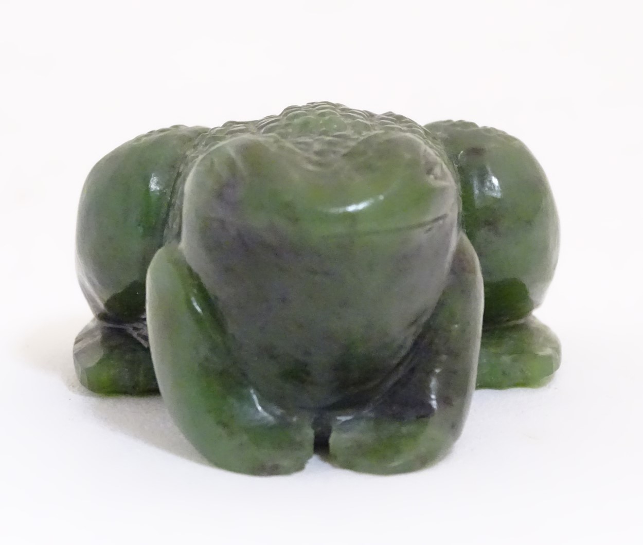 Lee-Roy Mullings of New Zealand: A carved dark green jade model of a toad/frog. Signed under. - Image 5 of 10