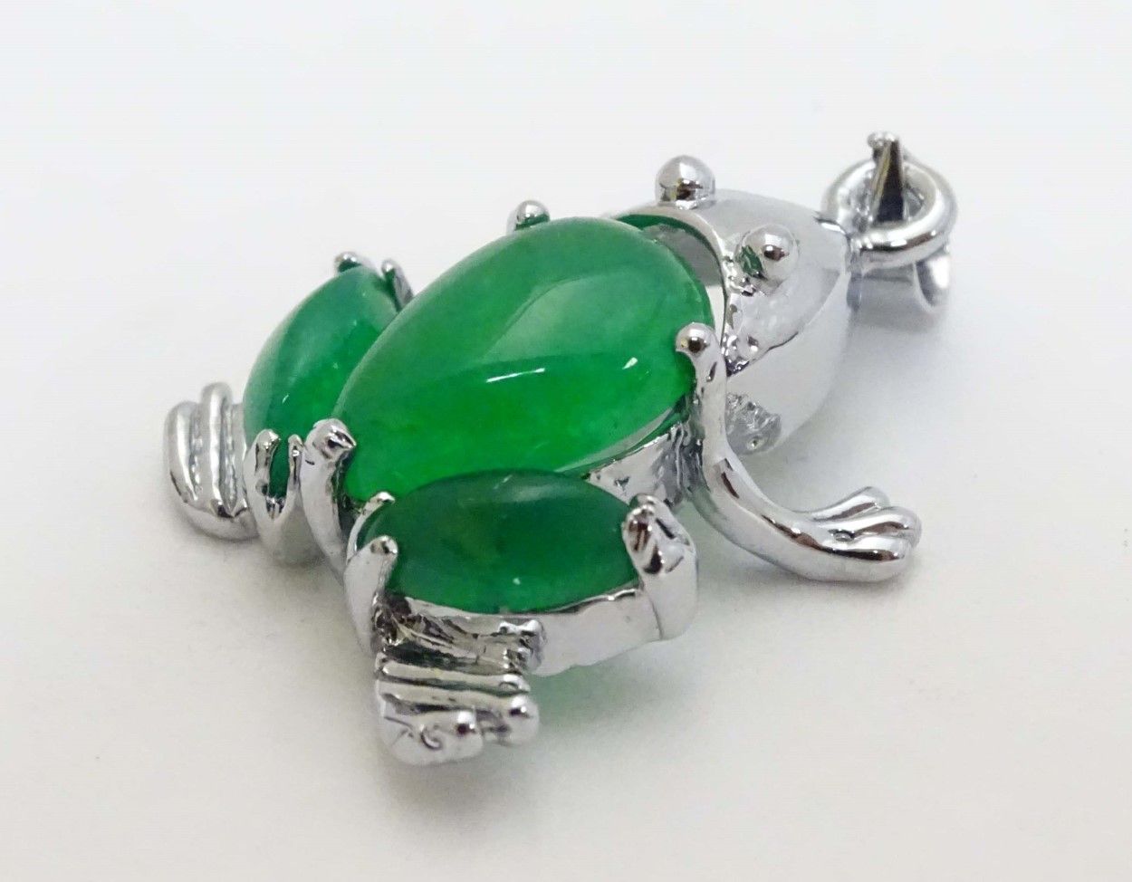 A white metal pendant formed as a frog set with green jade like cabochon 1" long - Image 3 of 6