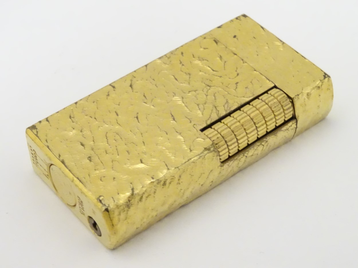 Dunhill: A cased, collectable gold-plated lighter with textured finish. - Image 4 of 6