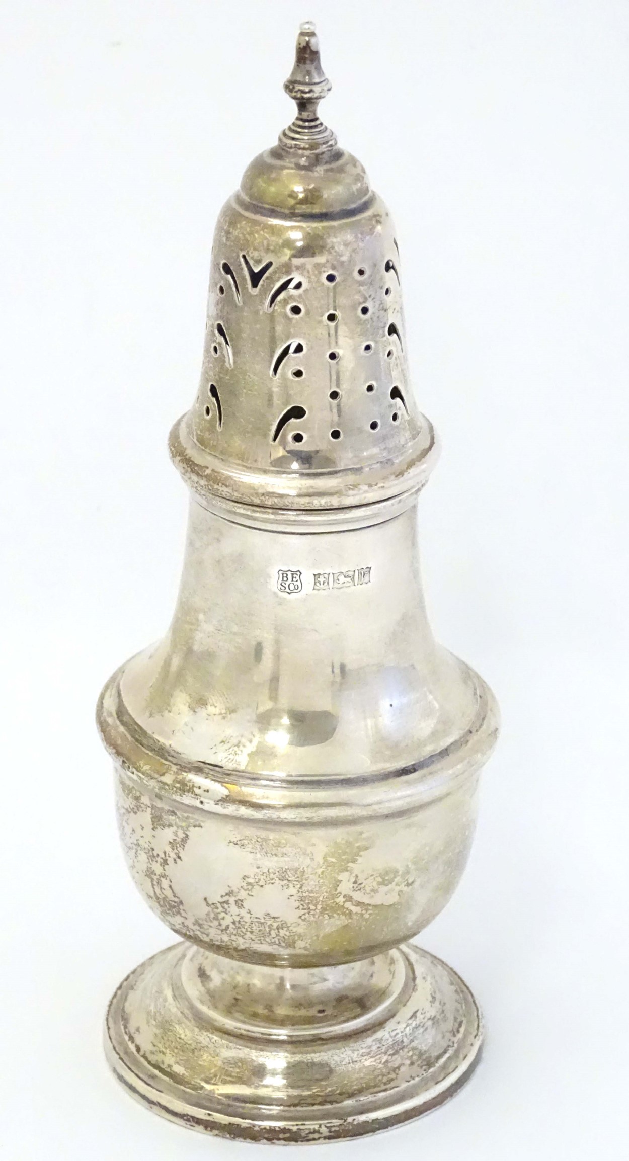 A silver sugar caster hallmarked Birmingham 1970 maker Barker Ellis Silver Co. - Image 3 of 6