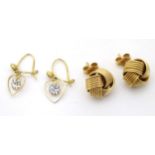 2 pairs of gold earrings : a pair of 9ct gold stud earrings with knot decoration approx ½” wide,