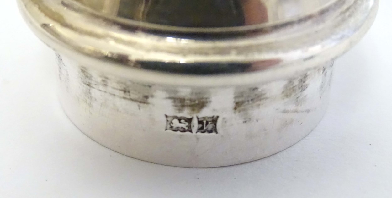 A silver sugar caster hallmarked Birmingham 1970 maker Barker Ellis Silver Co. - Image 5 of 6