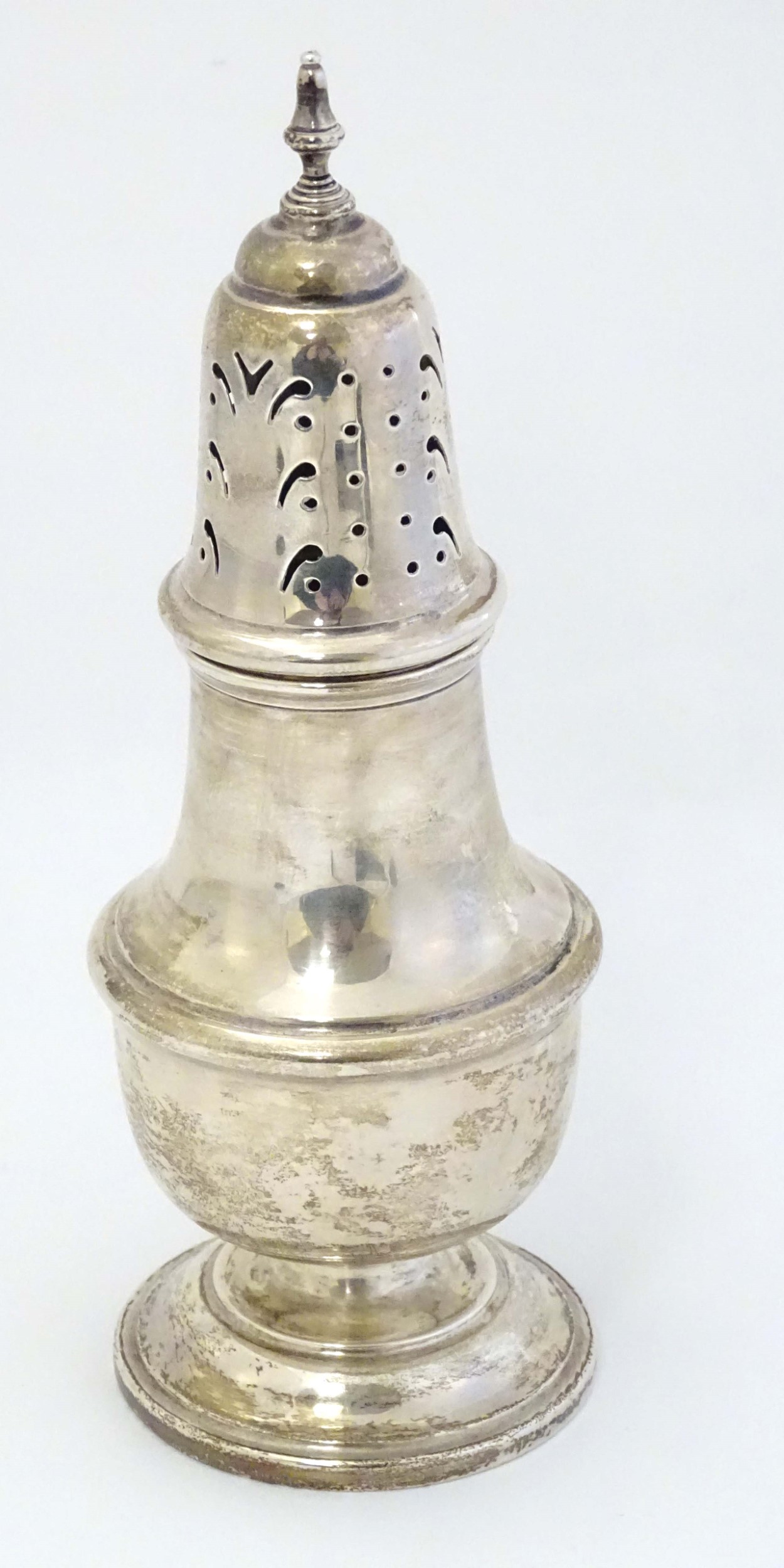 A silver sugar caster hallmarked Birmingham 1970 maker Barker Ellis Silver Co. - Image 2 of 6