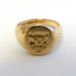 An 18ct gold signet ring with engraved leopards head seal to centre CONDITION: