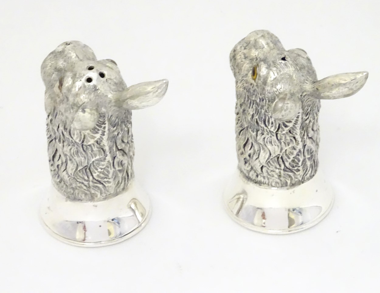 A pair of novelty white metal pepperettes formed as rabbit / hare heads 2 1/2" high - Image 4 of 5