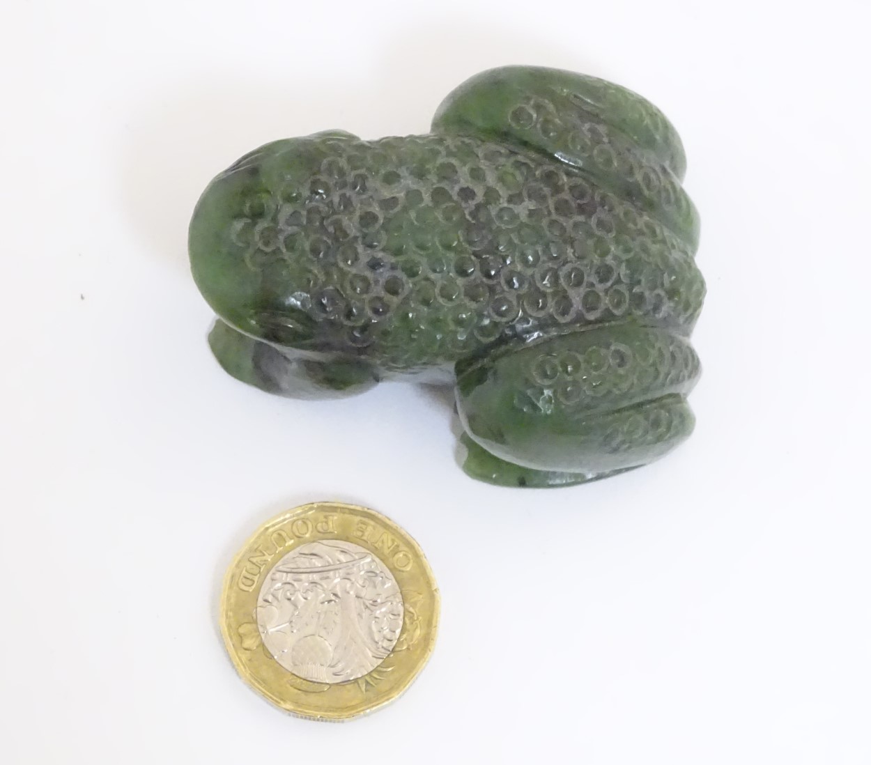 Lee-Roy Mullings of New Zealand: A carved dark green jade model of a toad/frog. Signed under. - Image 4 of 10