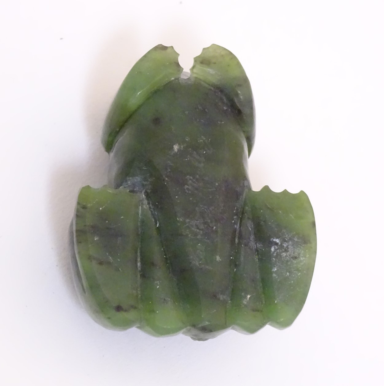 Lee-Roy Mullings of New Zealand: A carved dark green jade model of a toad/frog. Signed under. - Image 3 of 10