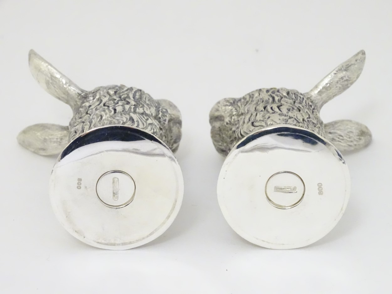 A pair of novelty white metal pepperettes formed as rabbit / hare heads 2 1/2" high - Image 5 of 5