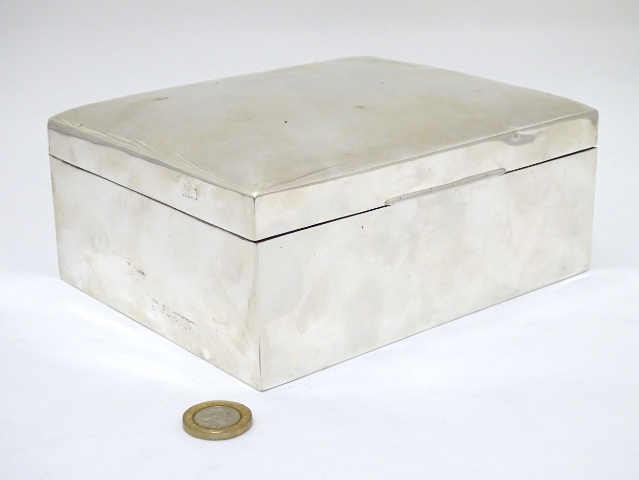 A table top cigarette / cigar box with wood lined 3-sectional interior. Hallmarked Chester c. - Image 6 of 9