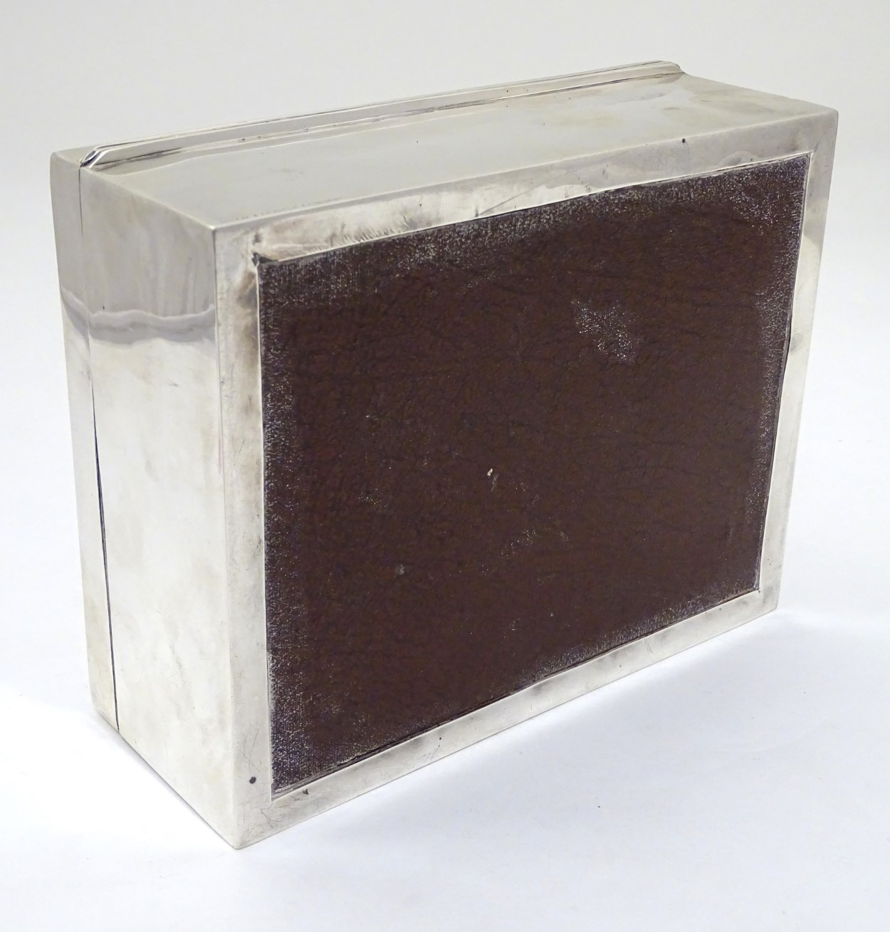 A table top cigarette / cigar box with wood lined 3-sectional interior. Hallmarked Chester c. - Image 4 of 9