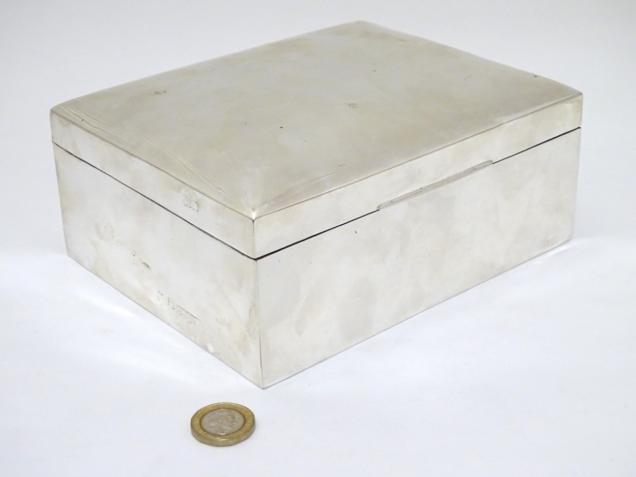 A table top cigarette / cigar box with wood lined 3-sectional interior. Hallmarked Chester c. - Image 5 of 9