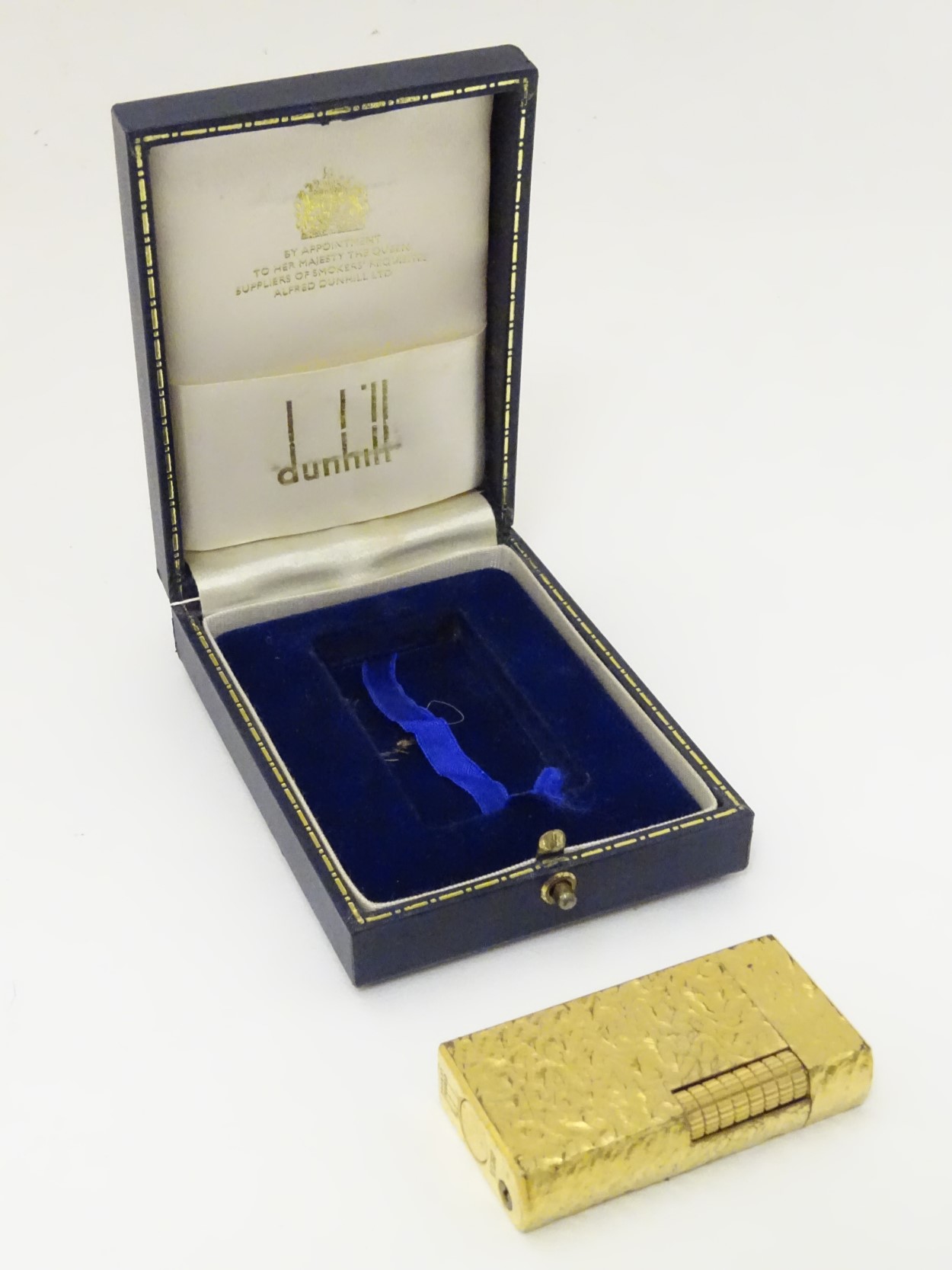 Dunhill: A cased, collectable gold-plated lighter with textured finish. - Image 3 of 6